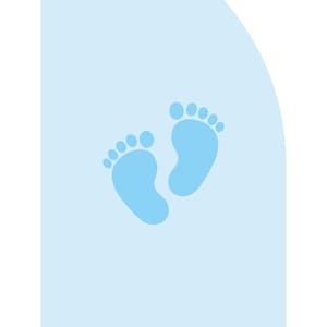 Op de afbeelding: Lichtblauwe afbeelding van twee babyvoetjes op een lichtblauwe achtergrond. De voetafdrukken wijzen in tegengestelde richtingen. De afbeelding heeft een eenvoudig, strak ontwerp, vaak gebruikt voor geboorteaankondigingen of gerelateerde producten.