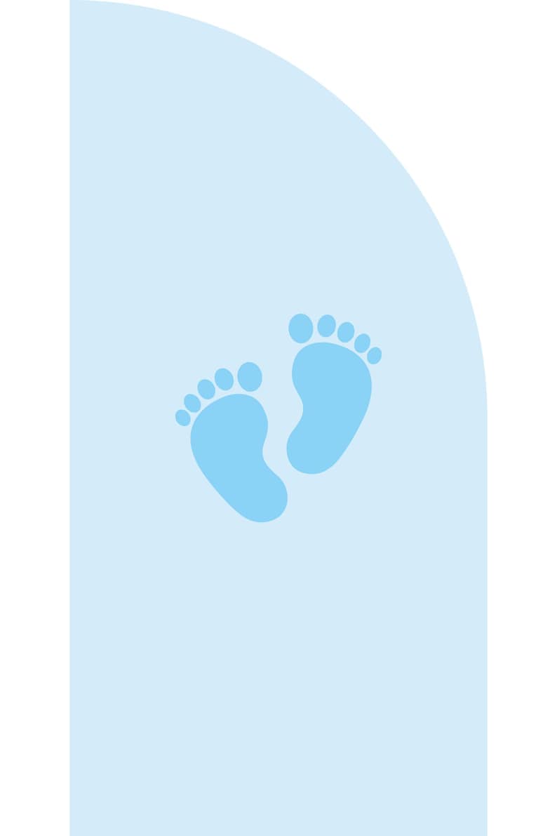 Op de afbeelding: Lichtblauwe afbeelding van twee babyvoetjes op een lichtblauwe achtergrond. De voetafdrukken wijzen in tegengestelde richtingen. De afbeelding heeft een eenvoudig, strak ontwerp, vaak gebruikt voor geboorteaankondigingen of gerelateerde producten.
