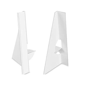 Peut inclure: Deux pr&eacute;sentoirs en carton blanc. Chaque pr&eacute;sentoir est triangulaire avec une pi&egrave;ce de support. Les pr&eacute;sentoirs sont con&ccedil;us pour contenir des articles &agrave; exposer. Les pr&eacute;sentoirs sont en carton blanc.