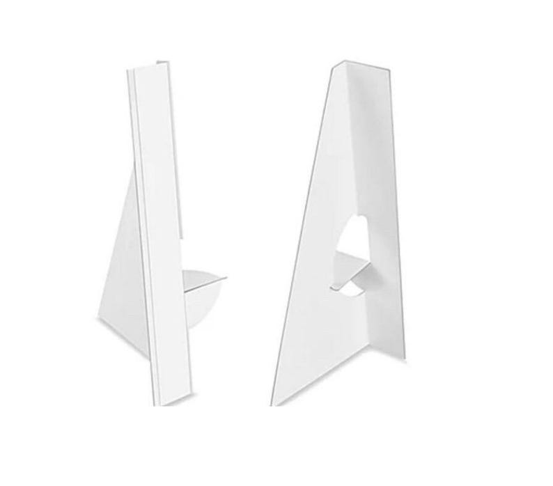 Peut inclure: Deux pr&eacute;sentoirs en carton blanc. Chaque pr&eacute;sentoir est triangulaire avec une pi&egrave;ce de support. Les pr&eacute;sentoirs sont con&ccedil;us pour contenir des articles &agrave; exposer. Les pr&eacute;sentoirs sont en carton blanc.