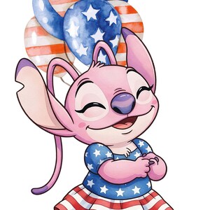 Op de afbeelding: Een roze stripfiguur met grote oren, gekleed in een blauwe jurk met witte sterren en een rood-wit gestreepte rok, met ballonnen in de kleuren van de Amerikaanse vlag. Het personage glimlacht.
