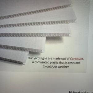 Peut inclure: Pile de panneaux de jardin en plastique ondul&eacute; blanc. Le texte sur l'image indique : &laquo; Nos panneaux de jardin sont fabriqu&eacute;s en Coroplast, un plastique ondul&eacute; r&eacute;sistant aux intemp&eacute;ries. &raquo;