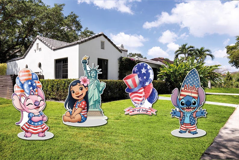 Op de afbeelding: Tuindecoraties met stripfiguren en patriottische thema's. Inclusief een roze personage met ballonnen, een meisje, het Vrijheidsbeeld, een ballonnenarrangement en een personage met een "Aloha" surfplankhoed. De decoraties staan op een groen gazon.