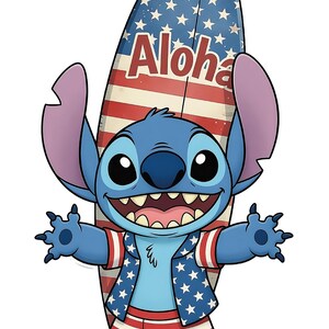 Op de afbeelding: Een cartoon illustratie van Stitch, een blauw buitenaards personage, lachend en met een surfboard. Het surfboard heeft een rood-wit gestreept ontwerp met blauwe sterren en het woord "Aloha". Stitch draagt een patriottische outfit.