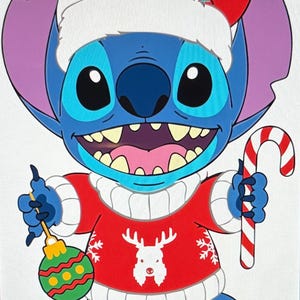 K&ouml;nnte beinhalten: Cartoon-Illustration von Stitch, einem blauen Alien-Charakter, der einen Weihnachtsm&uuml;tze und einen roten Weihnachtspullover mit Rentier-Design tr&auml;gt. Er h&auml;lt eine Zuckerstange und eine gr&uuml;ne Christbaumkugel.