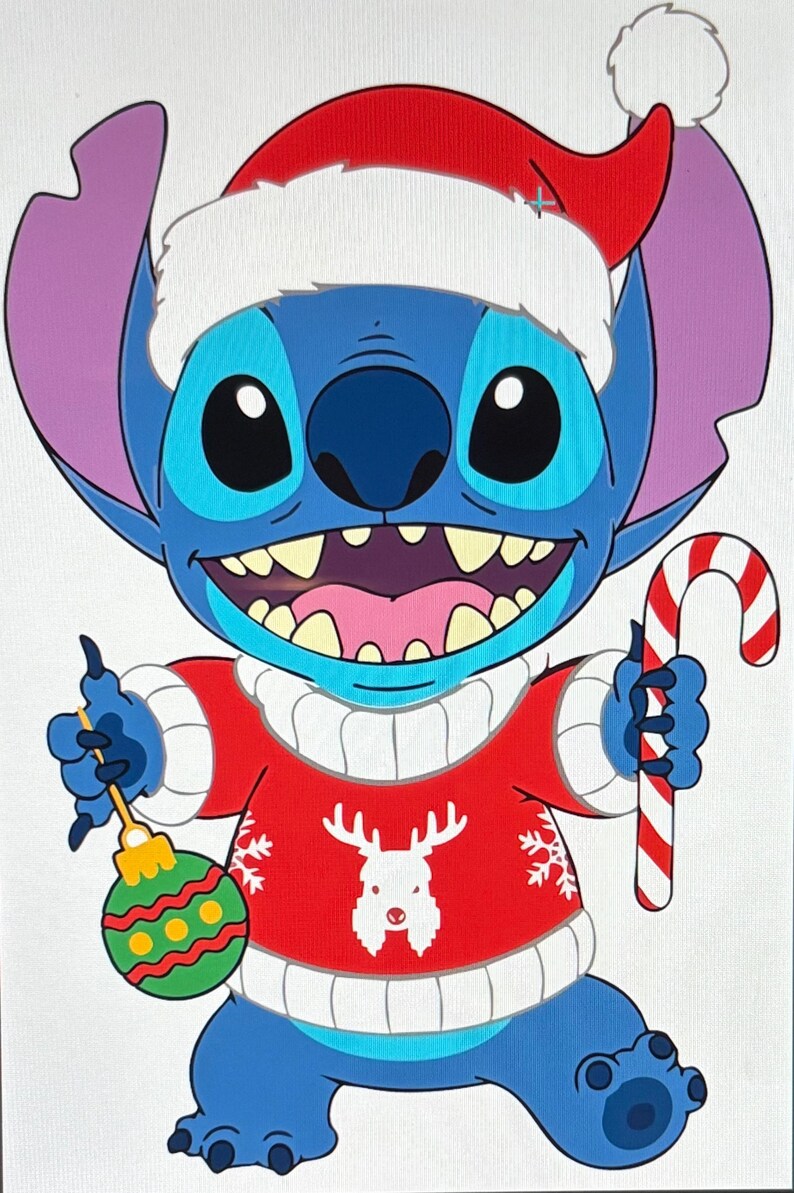K&ouml;nnte beinhalten: Cartoon-Illustration von Stitch, einem blauen Alien-Charakter, der einen Weihnachtsm&uuml;tze und einen roten Weihnachtspullover mit Rentier-Design tr&auml;gt. Er h&auml;lt eine Zuckerstange und eine gr&uuml;ne Christbaumkugel.