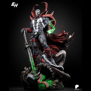 Könnte beinhalten: Detaillierte Figur der Comicfigur Spawn, die auf einer grotesken Basis steht. Die Figur ist überwiegend grau und schwarz, mit einem roten Umhang und Akzenten. Er hält ein großes Schwert und ein grüner Energieeffekt geht von seiner Hand aus.