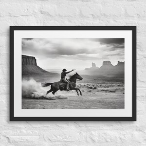 VALLE DEL PISTOLERE Foto incorniciata Western, Foto di cowboy a cavallo, Arte murale del vecchio West, Monument Valley, Bianco e nero, Arte Western