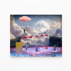 Puede incluir: Impresión artística surrealista que representa un paisaje onírico con una gran luna, nubes y figuras flotando sobre paraguas. Puertas coloridas están dispersas sobre una masa de agua. Una nube rosa con una figura suspendida se encuentra en la parte superior izquierda.