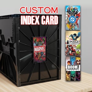 Puede incluir: Caja de almacenamiento de tarjetas de índice negra con el texto "CUSTOM INDEX CARD" en rojo y blanco. La caja presenta una portada de cómic de Marvel en la parte delantera. Se muestran portadas de cómics adicionales de DC, Image Comics y Boom! Studios.
