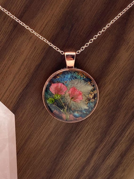 ローズゴールドの花のネックレス、本物の花と樹脂を使った手作りの 