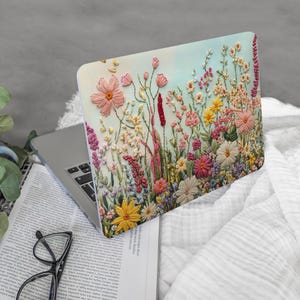 Funda para MacBook con flores bordadas: cubierta de plástico esmerilado para portátil
