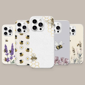 Könnte beinhalten: Fünf Smartphone-Hüllen mit verschiedenen Motiven: eine mit Lavendel und Bienen, eine mit Bienen- und Gänseblümchenmuster, eine mit Waben und Biene, eine mit einer einzelnen Biene und Tulpen sowie eine mit Wildblumen und Bienen.