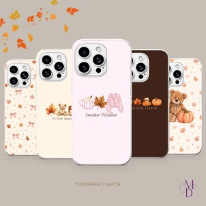Peut inclure: Cinq coques de smartphone avec des motifs sur le thème de l'automne. Les coques présentent des illustrations d'ours en peluche, de citrouilles, de tasses de café et de pulls, avec les textes 'It's Cozy Season', 'Sweater Weather' et 'Pumpkin Season'.