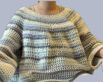 Op de afbeelding: Een gebreide trui met een gestreept patroon in tinten wit, blauw en grijs. De trui heeft een losse pasvorm en lange mouwen.
