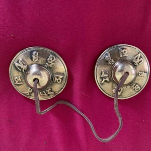Tingsha (platillo tibetano de mano) de 6,5 cm de excelente calidad: letra Om en relieve