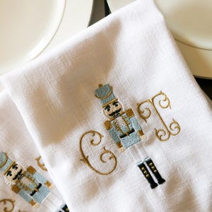パーソナライズされた刺繍入りくるみ割り人形リネンティータオル
