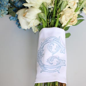 Gestickte Hochzeitsstrauß-Verpackung mit Einzelbuchstaben-Monogramm | Hochzeitsgeschenke | Hochzeit Bouquet Wraps