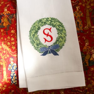 Weihnachtsschleifen-Kranz besticktes Leinenhandtuch | Weihnachtsstickerei | Gastgeschenk