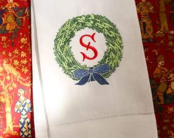 Weihnachtskranz besticktes Leinenhandtuch | Weihnachtsstickerei | Gastgeschenk
