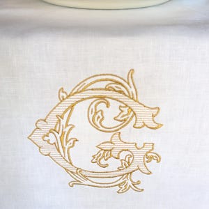 Chemin de table en lin brodé | Vigne vintage unique initiale | Linge de table personnalisé | Accueil Cadeaux | Cadeaux de mariage