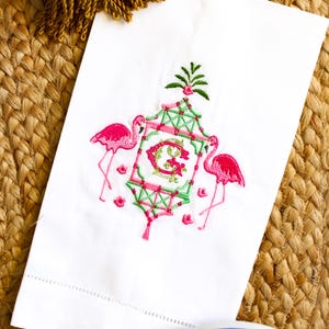 Ręcznik lniany z haftem Flamingo Pagoda | Prezenty dla Grandmillenial | Prezenty dla gospodyń | Prezenty do domu | Prezenty Chinoiserie