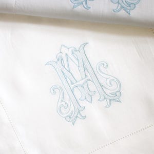 Chemin de table en lin double initiales brodées ajourés | Cadeaux de mariage | Accueil Cadeaux | Cadeaux pour elle | Cadeaux d&#39;hôtesse