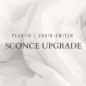 Op de afbeelding: Witte stoffen achtergrond met de tekst "PLUG-IN | CHAIN-SWITCH SCONCE UPGRADE" in bruin.