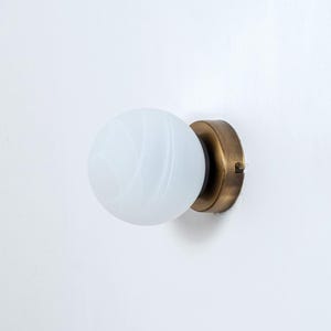 Aplique de tocador pequeño, lámpara de pared moderna para baño, aplique de pared minimalista para decoración del hogar, aplique de pared de acento, aplique de pared con globo de cristal, aplique vintage