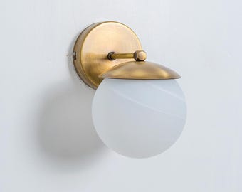 Aplique de pared de latón vintage, globo de cristal esmerilado, lámpara de tocador moderna