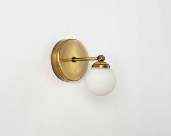 Petite applique murale pour coiffeuse, applique murale globe en verre, miroir en laiton, applique murale minimaliste vintage, applique murale moderne pour salle d'eau, applique pour coiffeuse