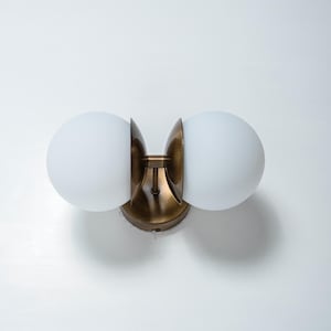 Modern Indoor Globe Sconce, Bathroom Wall Light Fixture, Minimalist Vanity Sconce, Aged Brass Wall Lamp with Glass Globe, Art Deco Sconce