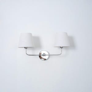 Dubbele arm chromen wandlamp, linnen lampenkap moderne blaker, elegante wandverlichting armatuur, woondecoratie vintage wandkandelaar, dubbele wandlamp