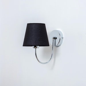 Moderne wandkandelaar, chromen wandlamp met linnen lampenkap, elegante woondecoratie, wandlamp slaapkamer, wandkandelaar, nachtkastje