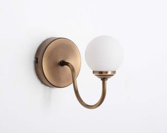 Petite applique murale moderne, applique murale minimaliste, globe en verre, applique murale vintage en verre, applique murale en laiton vieilli pour éclairage de chambre à coucher