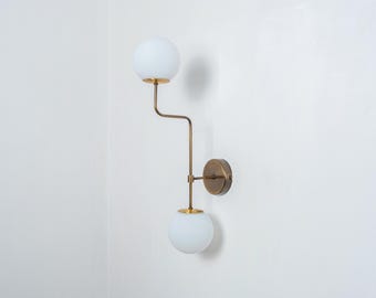Aplique de pared Art Déco de latón, globo de cristal doble, iluminación minimalista.