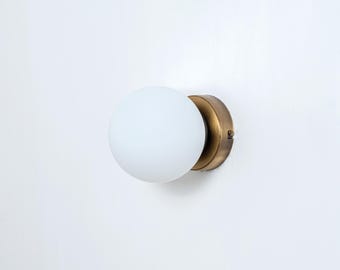 Petite applique murale, applique murale globe en verre, éclairage mural d'accent moderne, lampe murale de chevet Mid-Century, applique murale décorative, applique murale chic