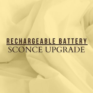 Può includere: Testo su sfondo giallo che recita "RECHARGEABLE BATTERY SCONCE UPGRADE".