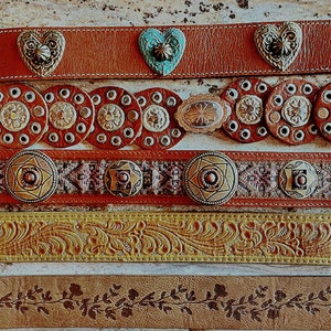 Ceinture vintage en cuir repoussé à la main végane, coeurs de concho, disques d&#39;étoiles florales, faites défiler 4 informations