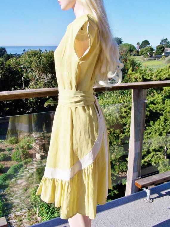 1940s Day dress Yellow Summer Amber Button back dr