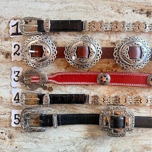 Cinturón vaquero vintage Brighton con conchos: cuero negro, detalles plateados, hebilla con diseño de pergamino.