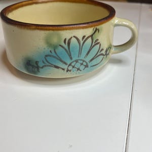 Tundra Steinzeug Suppentasse. Blaue Blumen Design.
