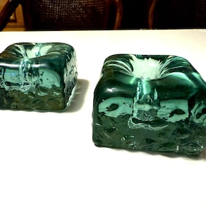 Par de portavelas Blenko Ice Cube color azul/verde.