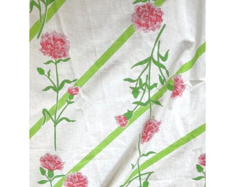 Sábana bajera vintage con estampado floral, claveles rosas y rayas verde lima, estilo cottagecore retro.