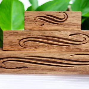 ¡Elegante diseño tallado en una exhibición de roble, soportes para el hogar, reuniones, mesa de eventos, nombres o números, porta tarjetas de ubicación, premios, fotos, notas!