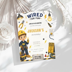 Op de afbeelding: Een verjaardagsuitnodigingskaart getiteld WIRED FOR FUN! met een cartoon-elektricien in een gele helm en blauw uniform. De kaart bevat tekst voor de 5e verjaardag van Jackson, feestdetails en afbeeldingen van gereedschap en gloeilampen.