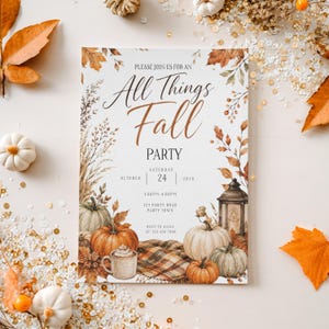 Puede incluir: Una tarjeta de invitación rectangular con el texto "PLEASE JOIN US FOR AN All Things Fall PARTY" y los detalles para el sábado 24 de octubre de 2026. El diseño incluye ilustraciones de calabazas, una taza, un farol y hojas de otoño.