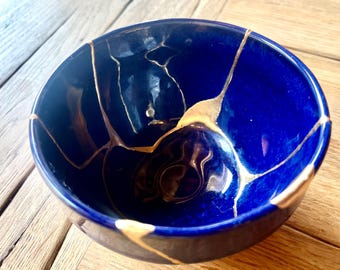 Misa Kintsugi Navy, ceramika z naprawą złota, ręcznie robiony wystrój domu, prezent dla niej, wabi sabi, ceramika Kintsugi, wyjątkowa misa ceramiczna