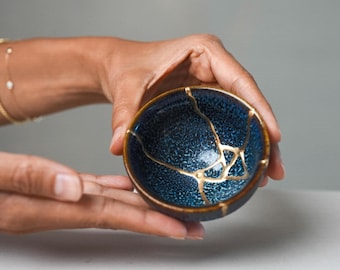 Pequeño cuenco azul Kintsugi para baratijas / Plato de cerámica hecho a mano reparado con oro / Cerámica japonesa / Resiliencia significativa, regalo de aniversario