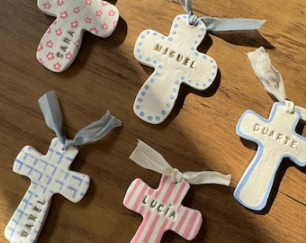 Cruz de arcilla personalizada pintada a mano - Regalo de bautismo, primera comunión o confirmación - Recuerdo con nombre personalizado